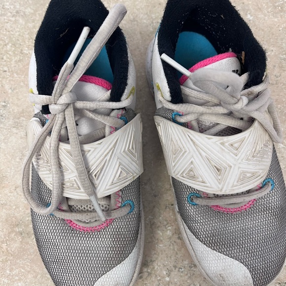 Kyrie Flytrap 3, Boys sneakers, white size 13C - Picture 6 of 10